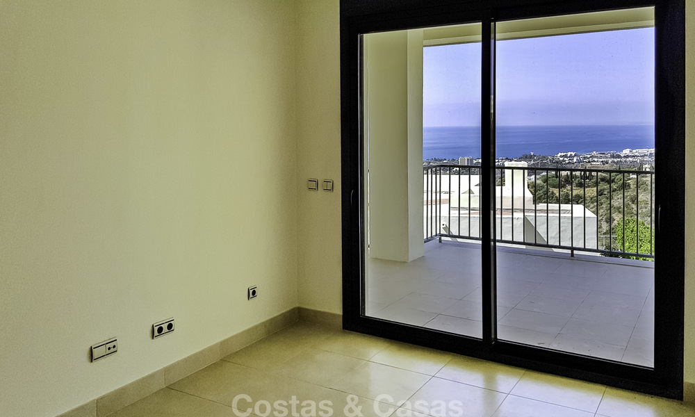 Moderno apartamento de 3 dormitorios con vistas al mar Mediterráneo, Marbella y la costa del Estrecho de Gibraltar y África 16978