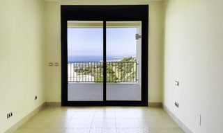 Moderno apartamento de 3 dormitorios con vistas al mar Mediterráneo, Marbella y la costa del Estrecho de Gibraltar y África 16979 