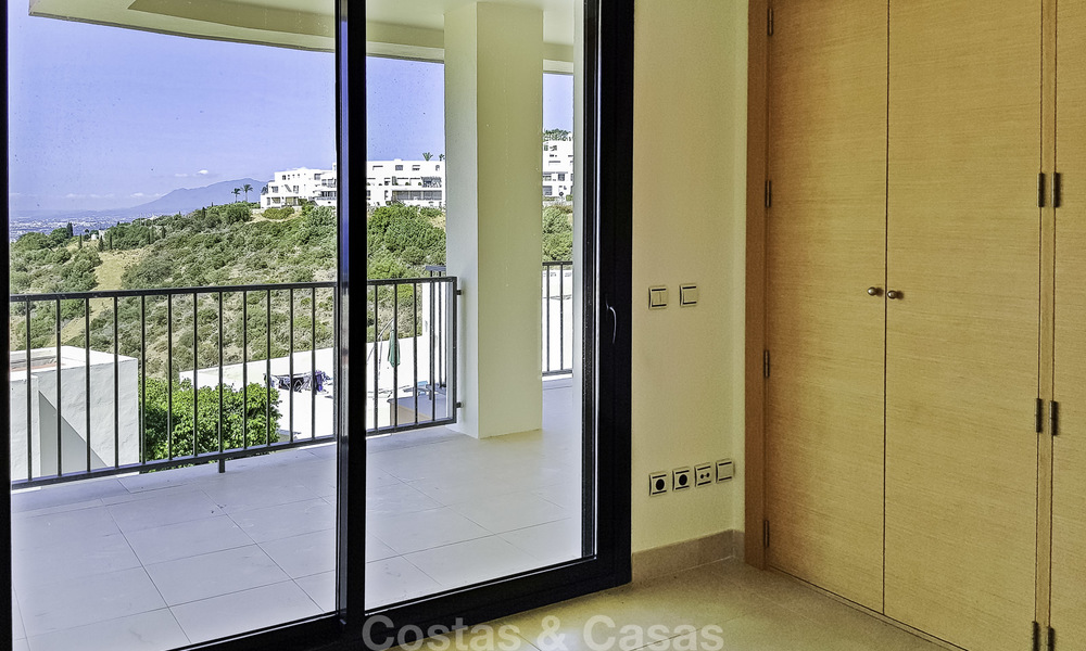 Moderno apartamento de 3 dormitorios con vistas al mar Mediterráneo, Marbella y la costa del Estrecho de Gibraltar y África 16981