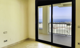 Moderno apartamento de 3 dormitorios con vistas al mar Mediterráneo, Marbella y la costa del Estrecho de Gibraltar y África 16982 