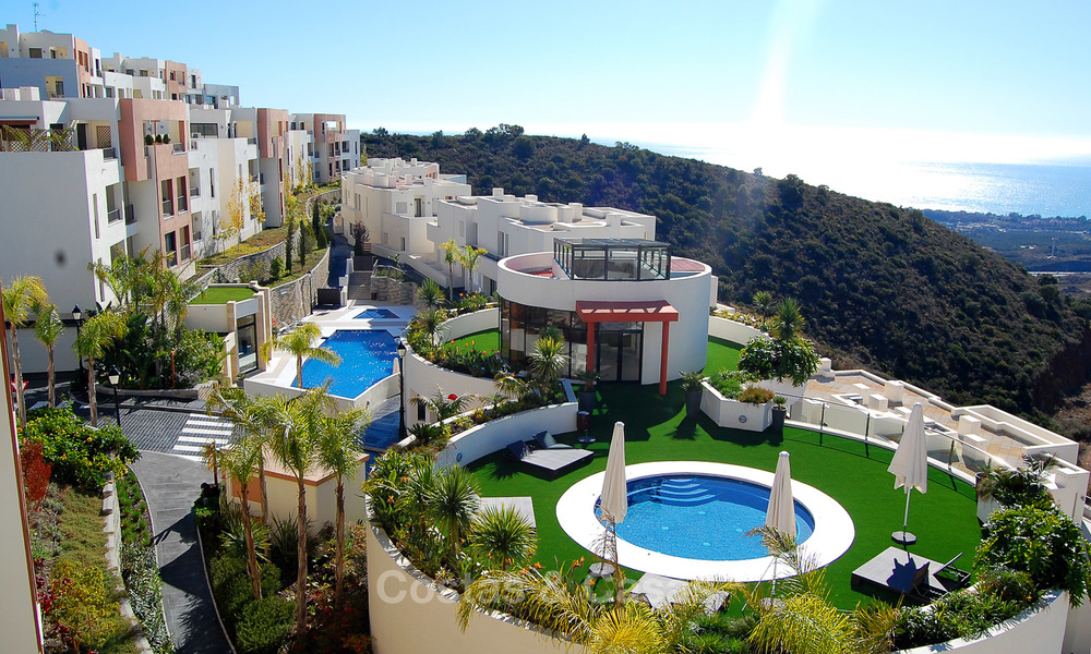 Moderno apartamento de 3 dormitorios con vistas al mar Mediterráneo, Marbella y la costa del Estrecho de Gibraltar y África 16990