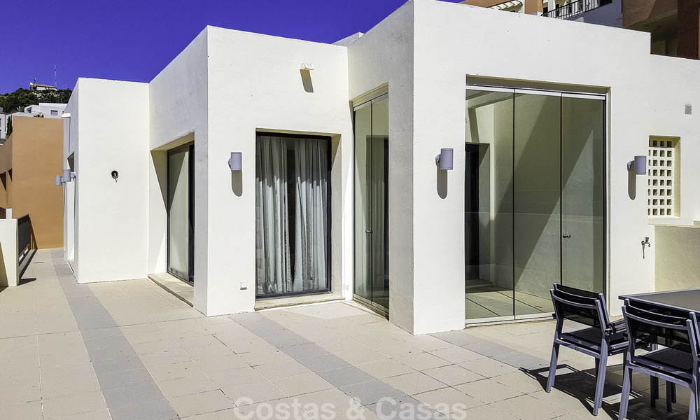 Moderno ático con vistas al mar y terraza de buen tamaño en venta en Marbella 17009