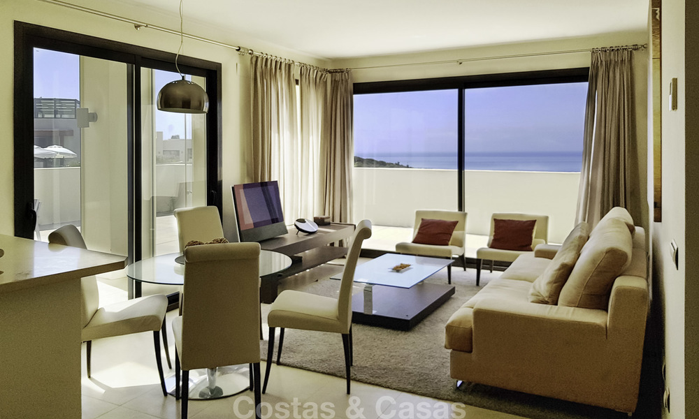 Moderno ático con vistas al mar y terraza de buen tamaño en venta en Marbella 17011