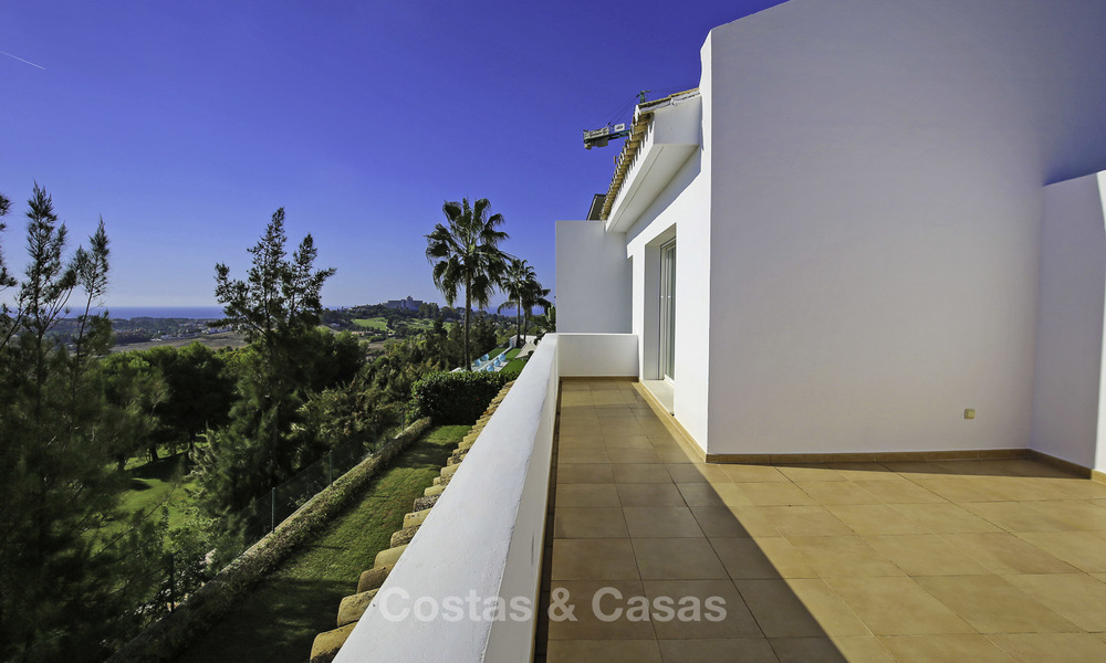 Impresionante villa contemporánea, con magníficas vistas al mar en venta, en primera línea de golf en Benahavis, Marbella 17270