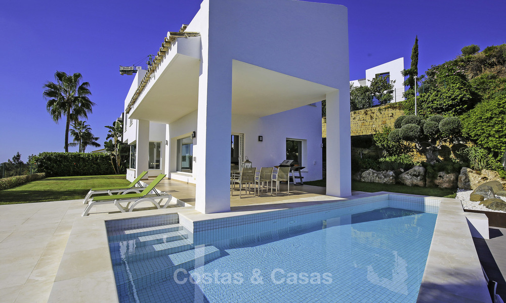Impresionante villa contemporánea, con magníficas vistas al mar en venta, en primera línea de golf en Benahavis, Marbella 17290