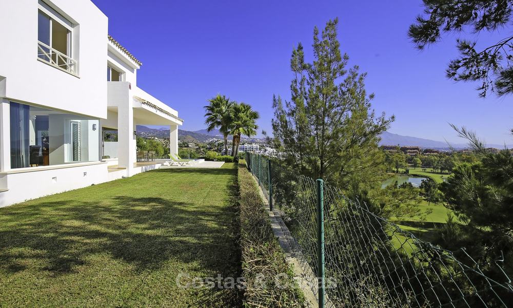 Impresionante villa contemporánea, con magníficas vistas al mar en venta, en primera línea de golf en Benahavis, Marbella 17295