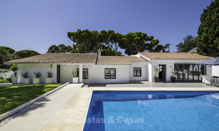 Atractiva villa de lujo mediterránea renovada a la venta, cerca del golf, las instalaciones y la playa, Marbella Este 17330 