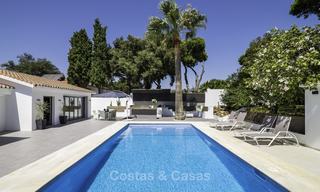 Atractiva villa de lujo mediterránea renovada a la venta, cerca del golf, las instalaciones y la playa, Marbella Este 17331 