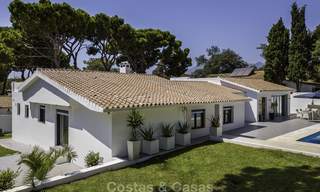 Atractiva villa de lujo mediterránea renovada a la venta, cerca del golf, las instalaciones y la playa, Marbella Este 17339 