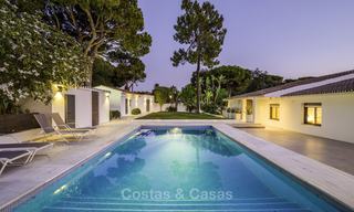 Atractiva villa de lujo mediterránea renovada a la venta, cerca del golf, las instalaciones y la playa, Marbella Este 17347 