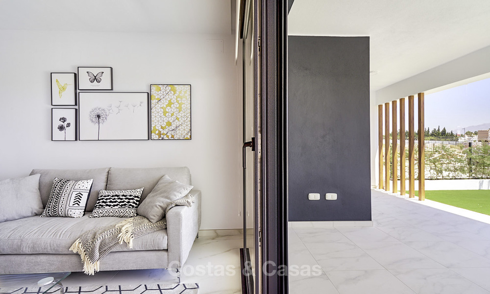 Atractivos y modernos apartamentos a la venta, a poca distancia de la playa y de los servicios, entre Estepona y Marbella 17361