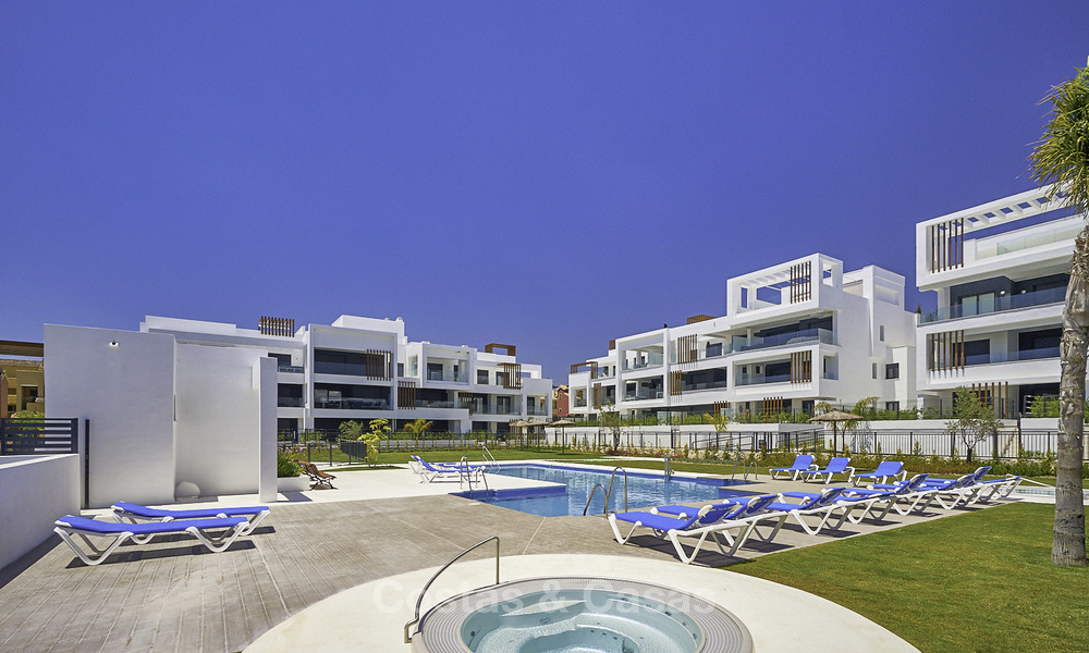 Atractivos y modernos apartamentos a la venta, a poca distancia de la playa y de los servicios, entre Estepona y Marbella 17365