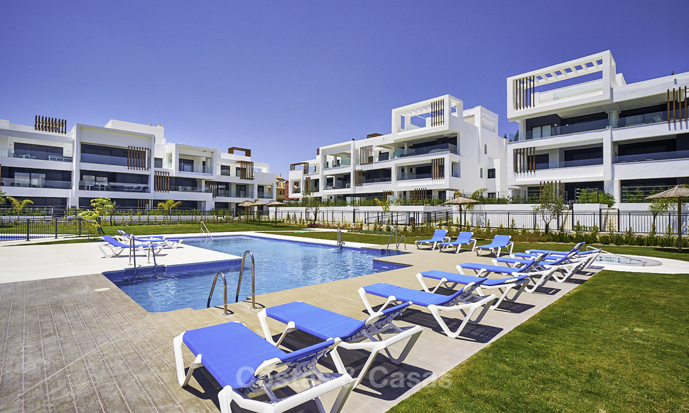 Atractivos y modernos apartamentos a la venta, a poca distancia de la playa y de los servicios, entre Estepona y Marbella 17368