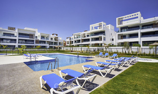 Atractivos y modernos apartamentos a la venta, a poca distancia de la playa y de los servicios, entre Estepona y Marbella 17368 