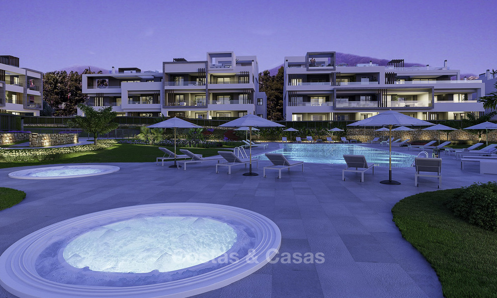 Atractivos y modernos apartamentos a la venta, a poca distancia de la playa y de los servicios, entre Estepona y Marbella 17370