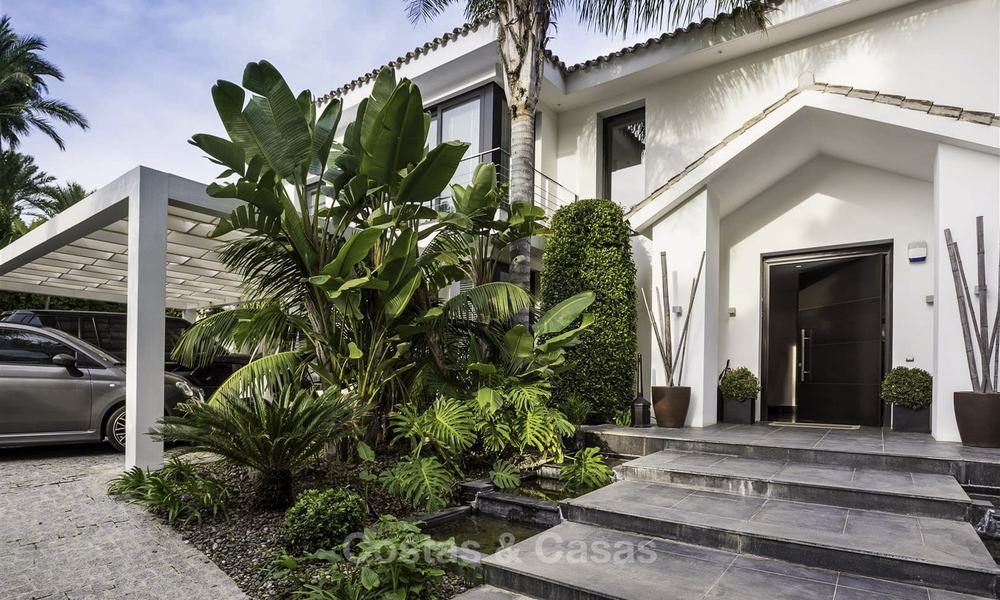 Impresionante y única villa de lujo contemporáneo en venta, en una exclusiva urbanización junto a la playa en Marbella Este 17391