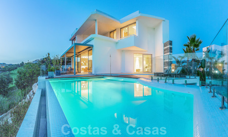 Una moderna villa de lujo en venta, lista para entrar a vivir, en primera línea de golf en un respetado resort, Marbella Este 26755