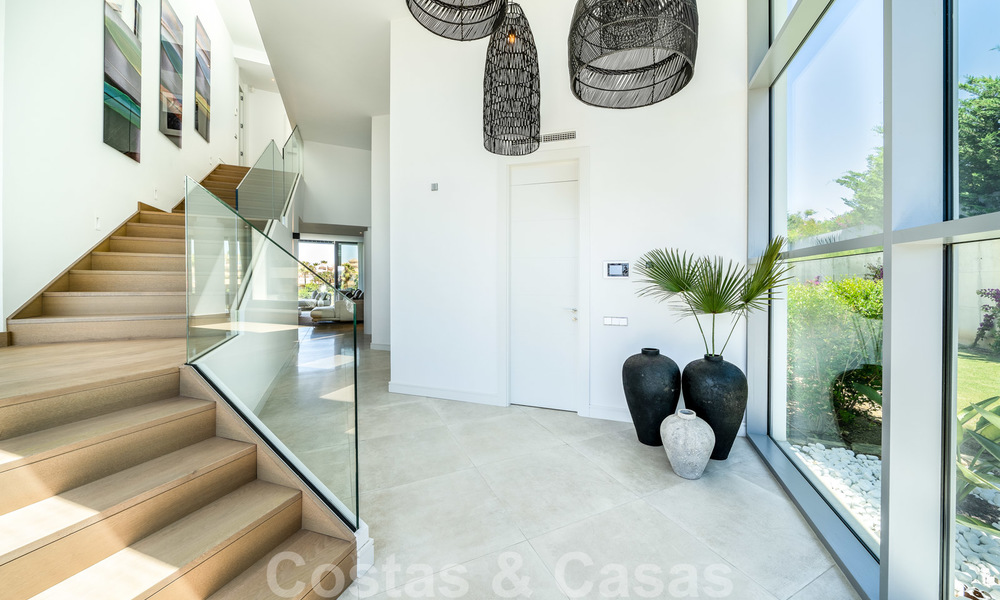 Una moderna villa de lujo en venta, lista para entrar a vivir, en primera línea de golf en un respetado resort, Marbella Este 26756