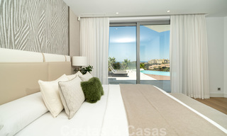 Una moderna villa de lujo en venta, lista para entrar a vivir, en primera línea de golf en un respetado resort, Marbella Este 26757 