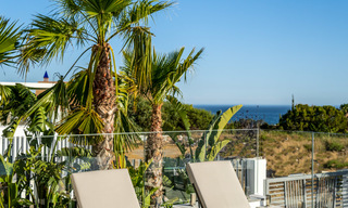 Una moderna villa de lujo en venta, lista para entrar a vivir, en primera línea de golf en un respetado resort, Marbella Este 26765 