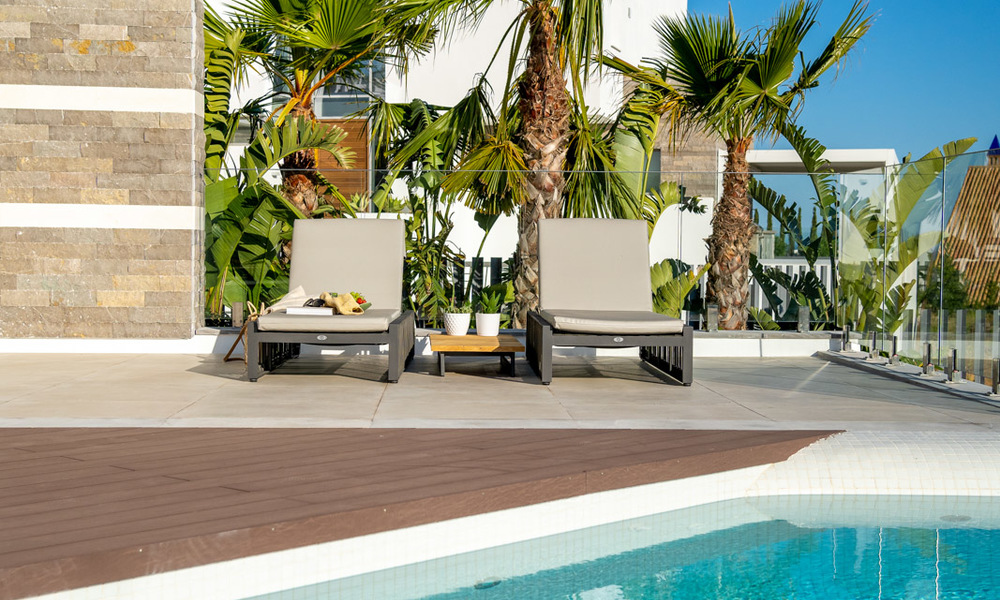 Una moderna villa de lujo en venta, lista para entrar a vivir, en primera línea de golf en un respetado resort, Marbella Este 26766