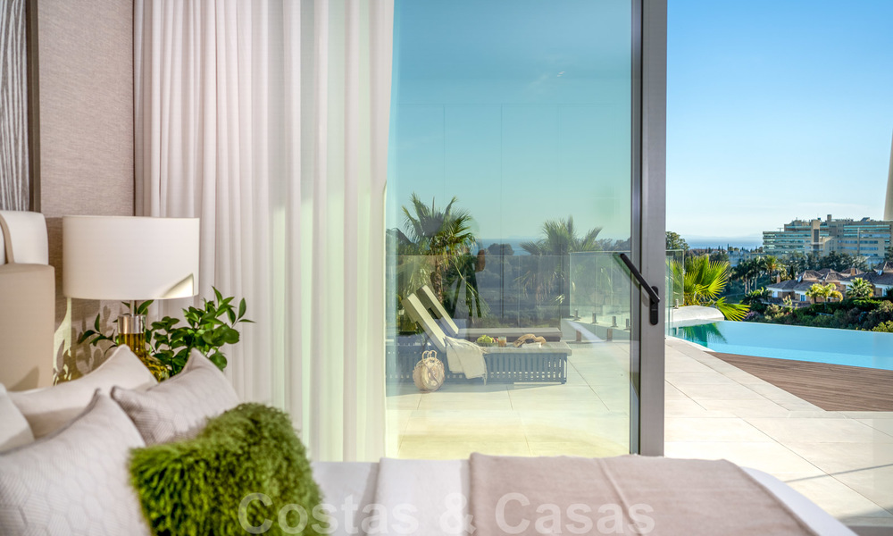 Una moderna villa de lujo en venta, lista para entrar a vivir, en primera línea de golf en un respetado resort, Marbella Este 26767