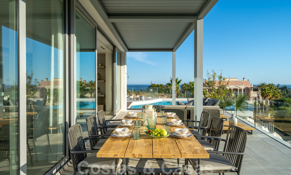 Una moderna villa de lujo en venta, lista para entrar a vivir, en primera línea de golf en un respetado resort, Marbella Este 26770