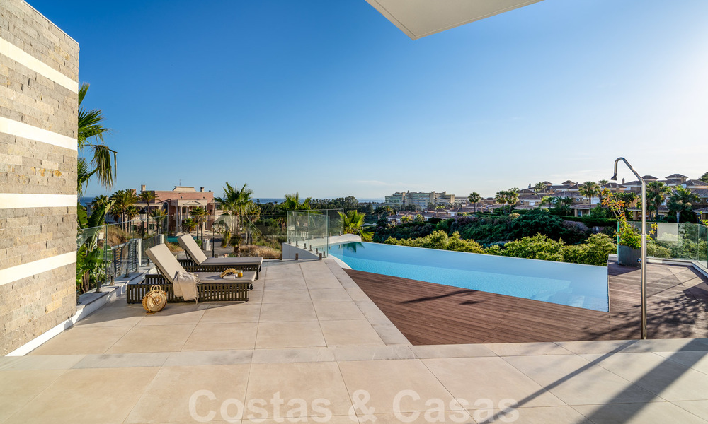 Una moderna villa de lujo en venta, lista para entrar a vivir, en primera línea de golf en un respetado resort, Marbella Este 26771
