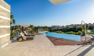 Una moderna villa de lujo en venta, lista para entrar a vivir, en primera línea de golf en un respetado resort, Marbella Este 26771 