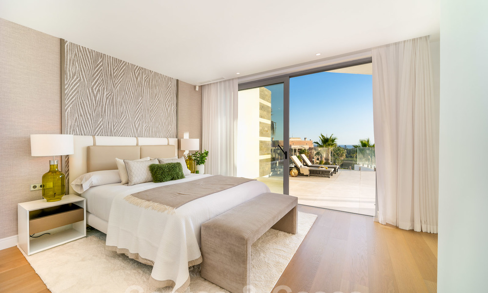Una moderna villa de lujo en venta, lista para entrar a vivir, en primera línea de golf en un respetado resort, Marbella Este 26772