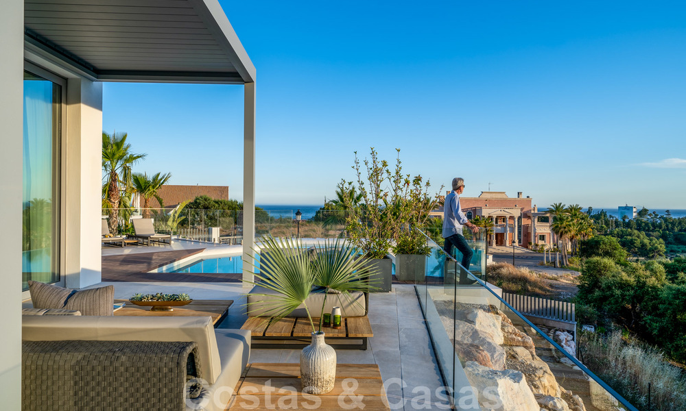 Una moderna villa de lujo en venta, lista para entrar a vivir, en primera línea de golf en un respetado resort, Marbella Este 26773