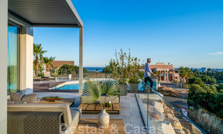 Una moderna villa de lujo en venta, lista para entrar a vivir, en primera línea de golf en un respetado resort, Marbella Este 26773 