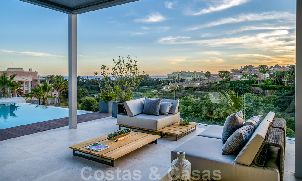 Una moderna villa de lujo en venta, lista para entrar a vivir, en primera línea de golf en un respetado resort, Marbella Este 26774