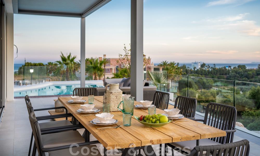Una moderna villa de lujo en venta, lista para entrar a vivir, en primera línea de golf en un respetado resort, Marbella Este 26776