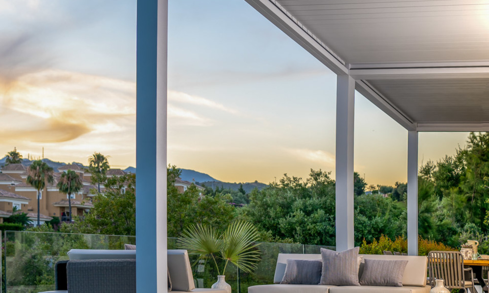 Una moderna villa de lujo en venta, lista para entrar a vivir, en primera línea de golf en un respetado resort, Marbella Este 26777