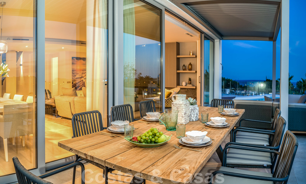 Una moderna villa de lujo en venta, lista para entrar a vivir, en primera línea de golf en un respetado resort, Marbella Este 26778