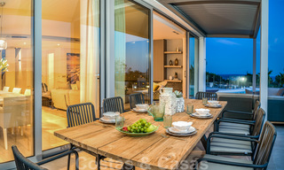 Una moderna villa de lujo en venta, lista para entrar a vivir, en primera línea de golf en un respetado resort, Marbella Este 26778 