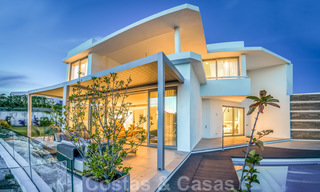 Una moderna villa de lujo en venta, lista para entrar a vivir, en primera línea de golf en un respetado resort, Marbella Este 26779 