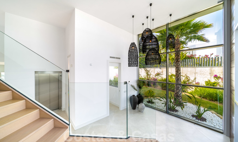 Una moderna villa de lujo en venta, lista para entrar a vivir, en primera línea de golf en un respetado resort, Marbella Este 26785