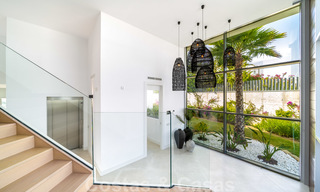 Una moderna villa de lujo en venta, lista para entrar a vivir, en primera línea de golf en un respetado resort, Marbella Este 26785 