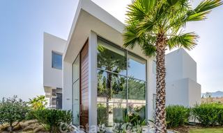 Una moderna villa de lujo en venta, lista para entrar a vivir, en primera línea de golf en un respetado resort, Marbella Este 26788 