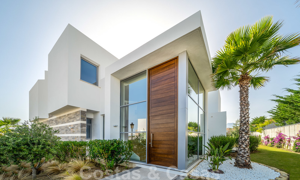 Una moderna villa de lujo en venta, lista para entrar a vivir, en primera línea de golf en un respetado resort, Marbella Este 26789