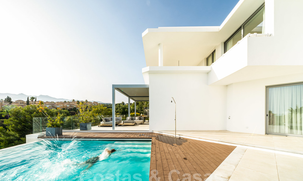 Una moderna villa de lujo en venta, lista para entrar a vivir, en primera línea de golf en un respetado resort, Marbella Este 26790