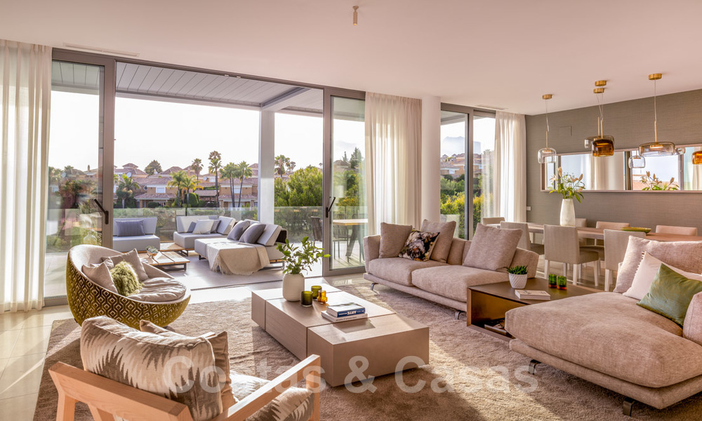 Una moderna villa de lujo en venta, lista para entrar a vivir, en primera línea de golf en un respetado resort, Marbella Este 26791