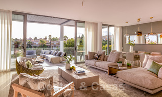 Una moderna villa de lujo en venta, lista para entrar a vivir, en primera línea de golf en un respetado resort, Marbella Este 26791 