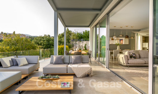 Una moderna villa de lujo en venta, lista para entrar a vivir, en primera línea de golf en un respetado resort, Marbella Este 26792 