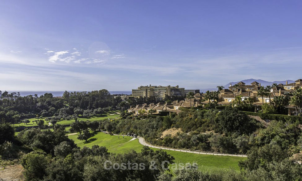 Una moderna villa de lujo en venta, lista para entrar a vivir, en primera línea de golf en un respetado resort, Marbella Este 26793