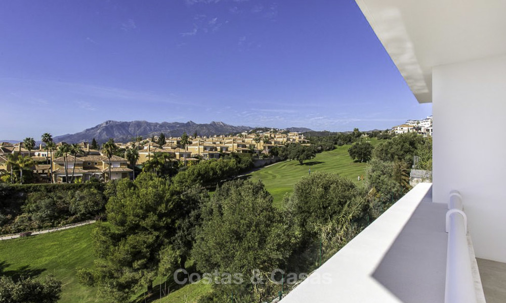 Una moderna villa de lujo en venta, lista para entrar a vivir, en primera línea de golf en un respetado resort, Marbella Este 26794