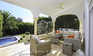 Acogedora villa clásica de estilo andaluz en venta en el corazón del Valle del Golf de Nueva Andalucía, Marbella 17501 