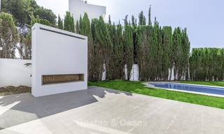 Nueva villa contemporánea a la venta, a poca distancia de la playa, instalaciones de ocio y servicios, Marbella Este 17630 